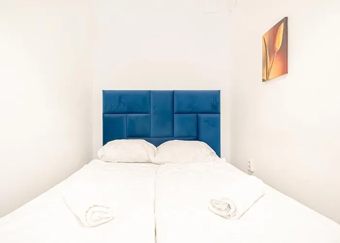 Cozy 3br With Living Near Belvedere Palace Apartman