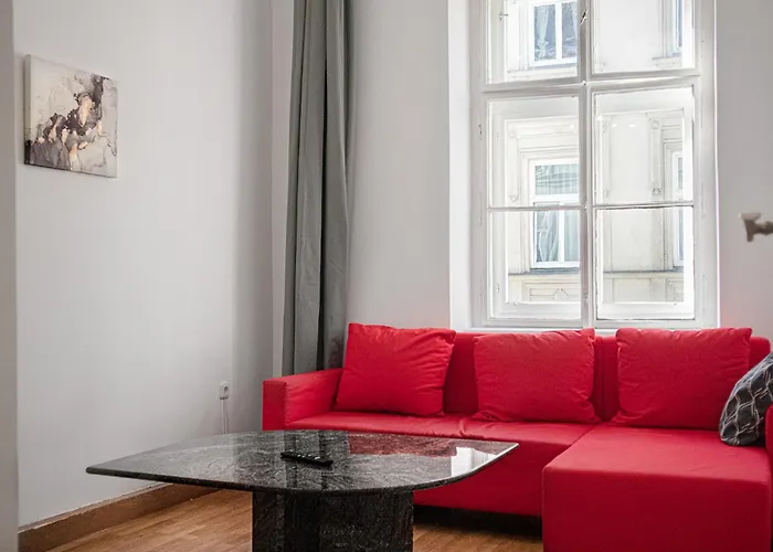 Cozy 3br With Living Near Belvedere Palace *