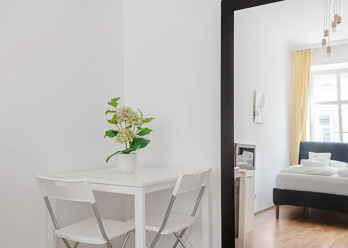 Cozy 3br With Living Near Belvedere Palace Apartman *