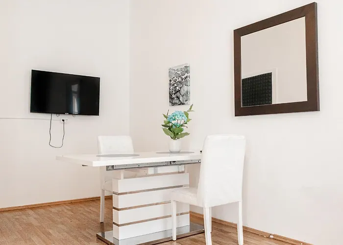 Cozy 3br With Living Near Belvedere Palace Apartman