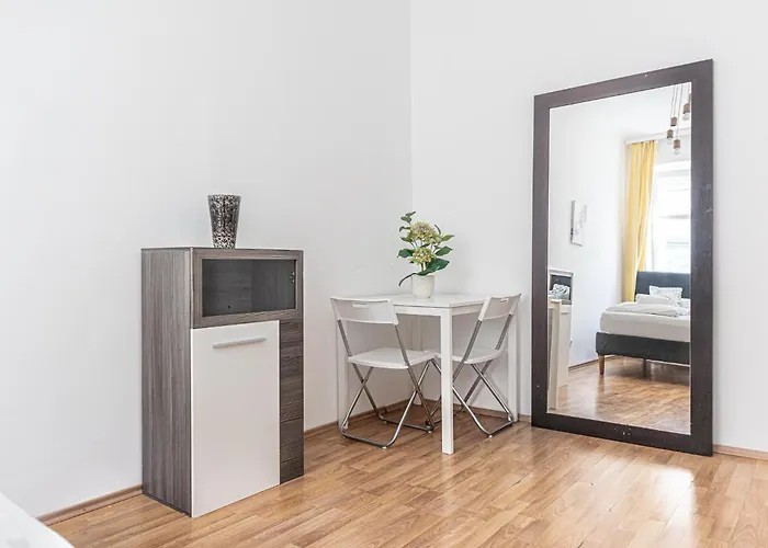 Cozy 3br With Living Near Belvedere Palace