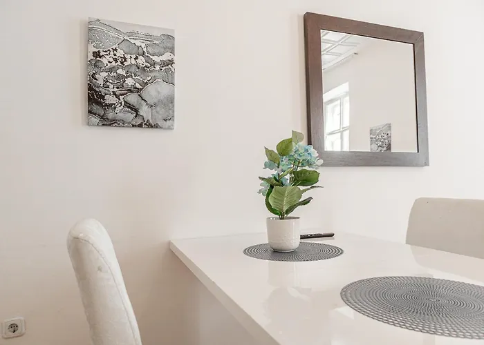 Cozy 3br With Living Near Belvedere Palace