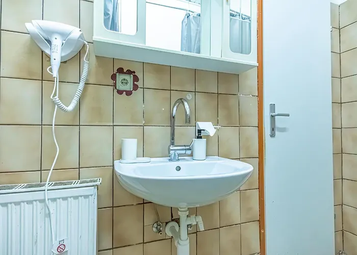 Cozy 3br With Living Near Belvedere Palace