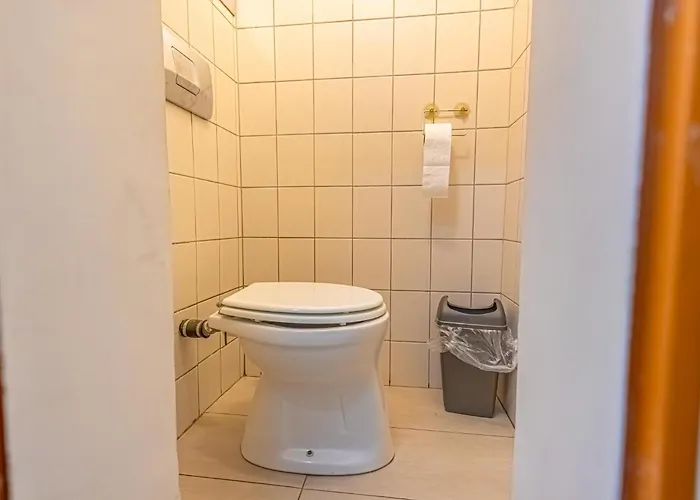Cozy 3br With Living Near Belvedere Palace